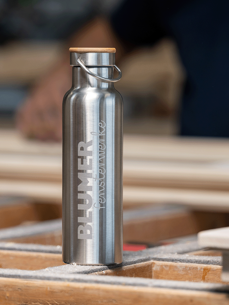 metallene Trinkflasche mit Blumer Logo